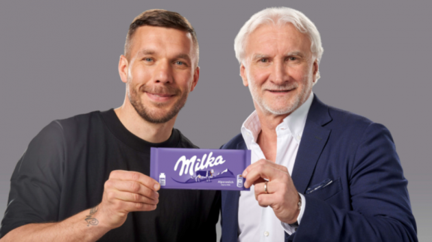 Lukas Podolski und Rudi Völler sollen Milka den Kick geben - Podolski und Völler sollen am POS für Schokolaune sorgen - Quelle: Mondelez